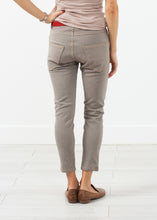 Load image into Gallery viewer, Belted Jeans - ez haihv